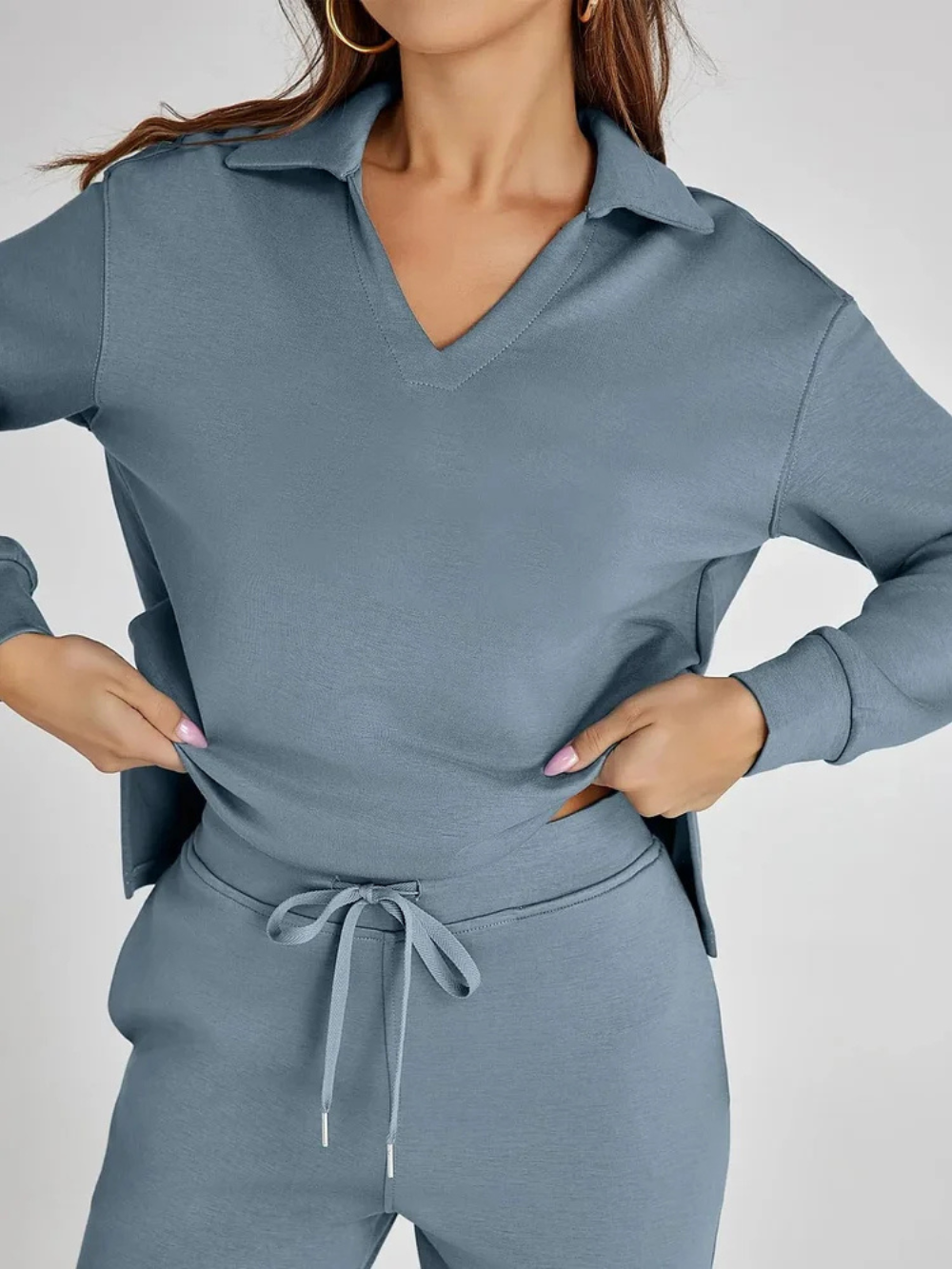 Conjunto con sudadera de cuello pico y pantalón recto con cordón