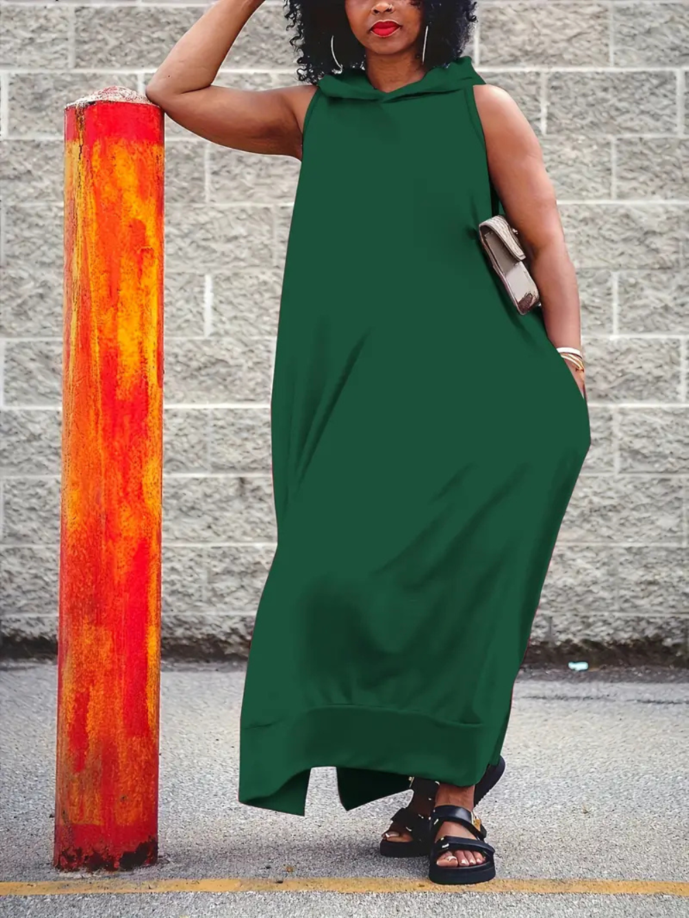 Vestido largo sin mangas con capucha y bolsillos laterales