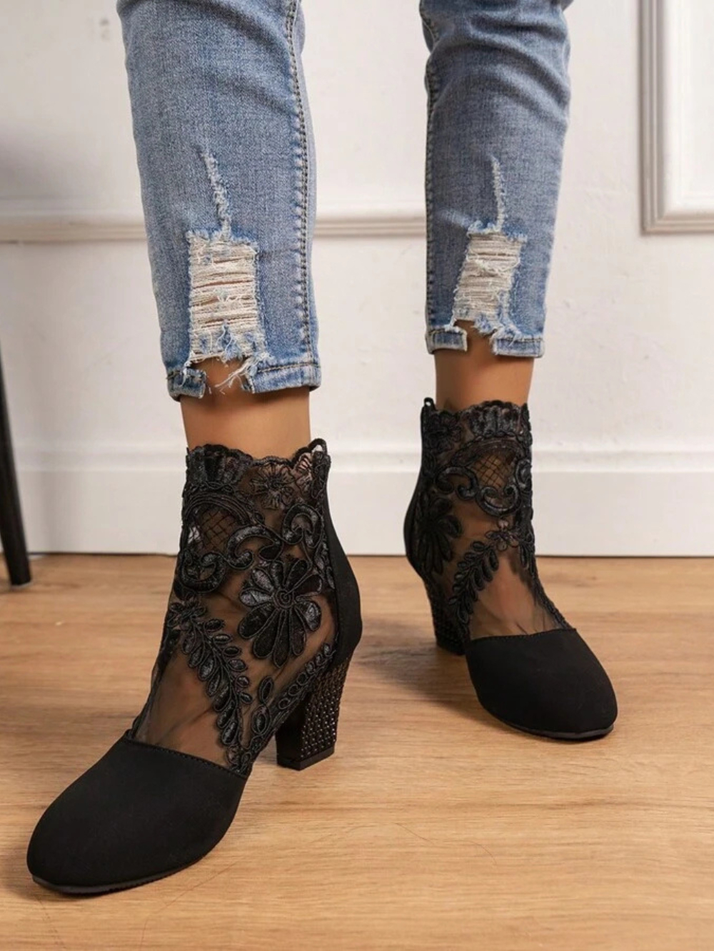 Botines de tacón medio con encaje bordado y transparencias