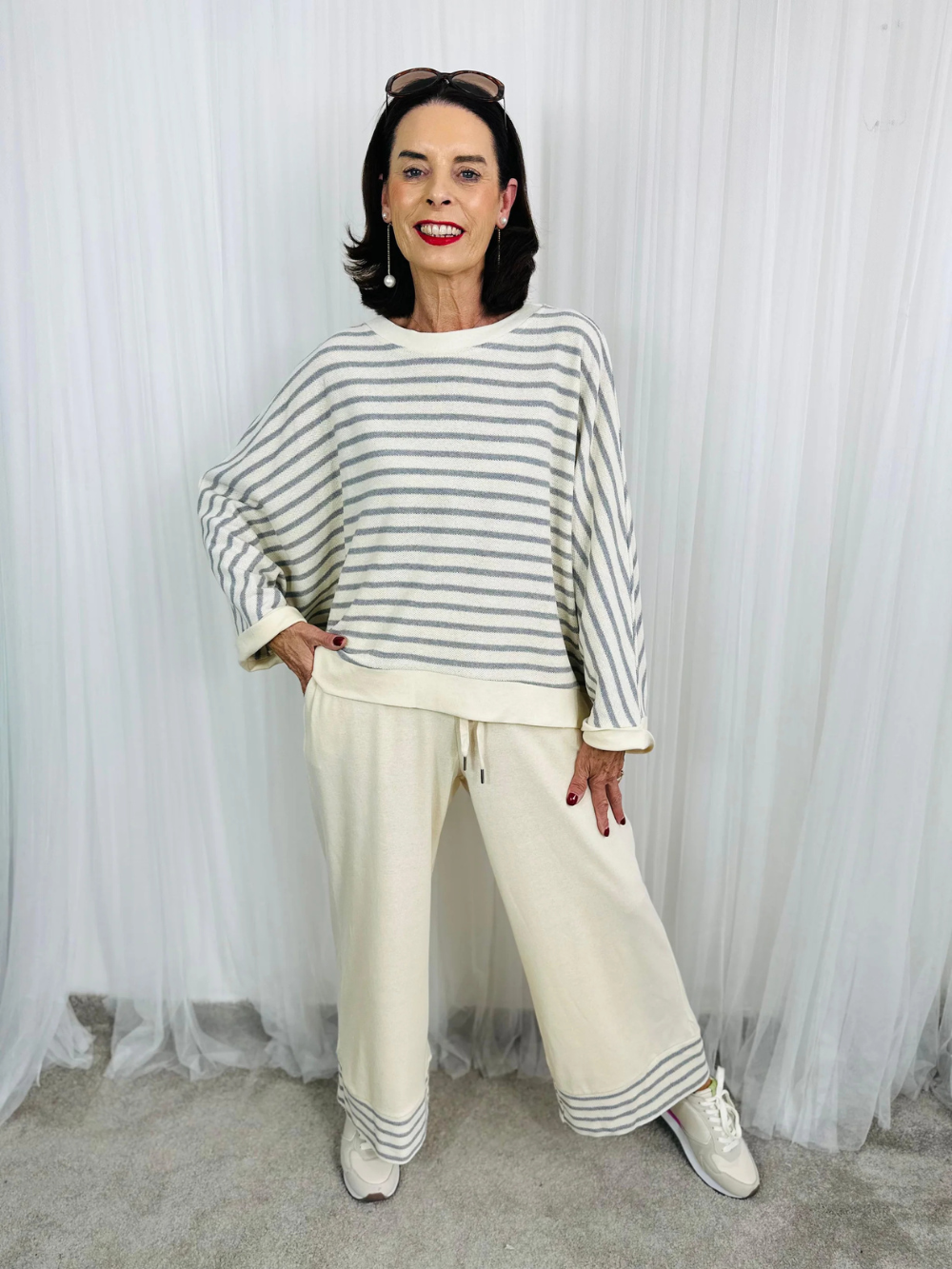 Conjunto de jersey de rayas y pantalón ancho con detalle en el bajo