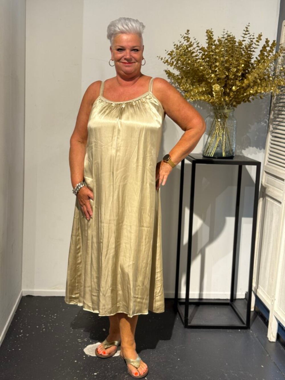 Vestido largo satinado con tirantes finos y detalle de conchas