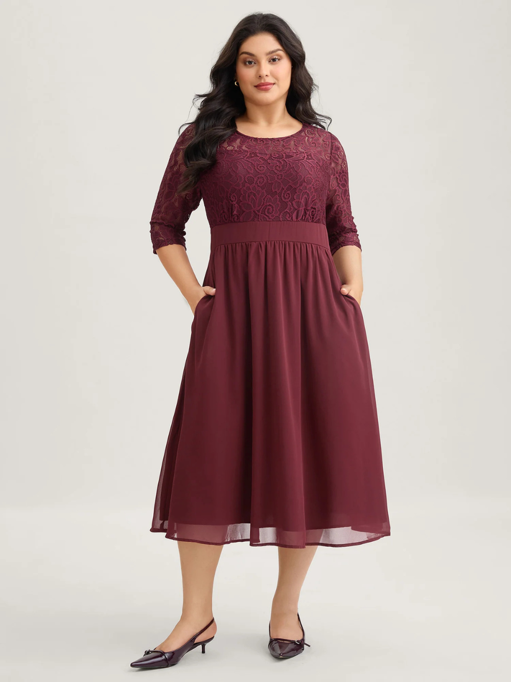 Vestido midi con encaje en la parte superior y falda fluida