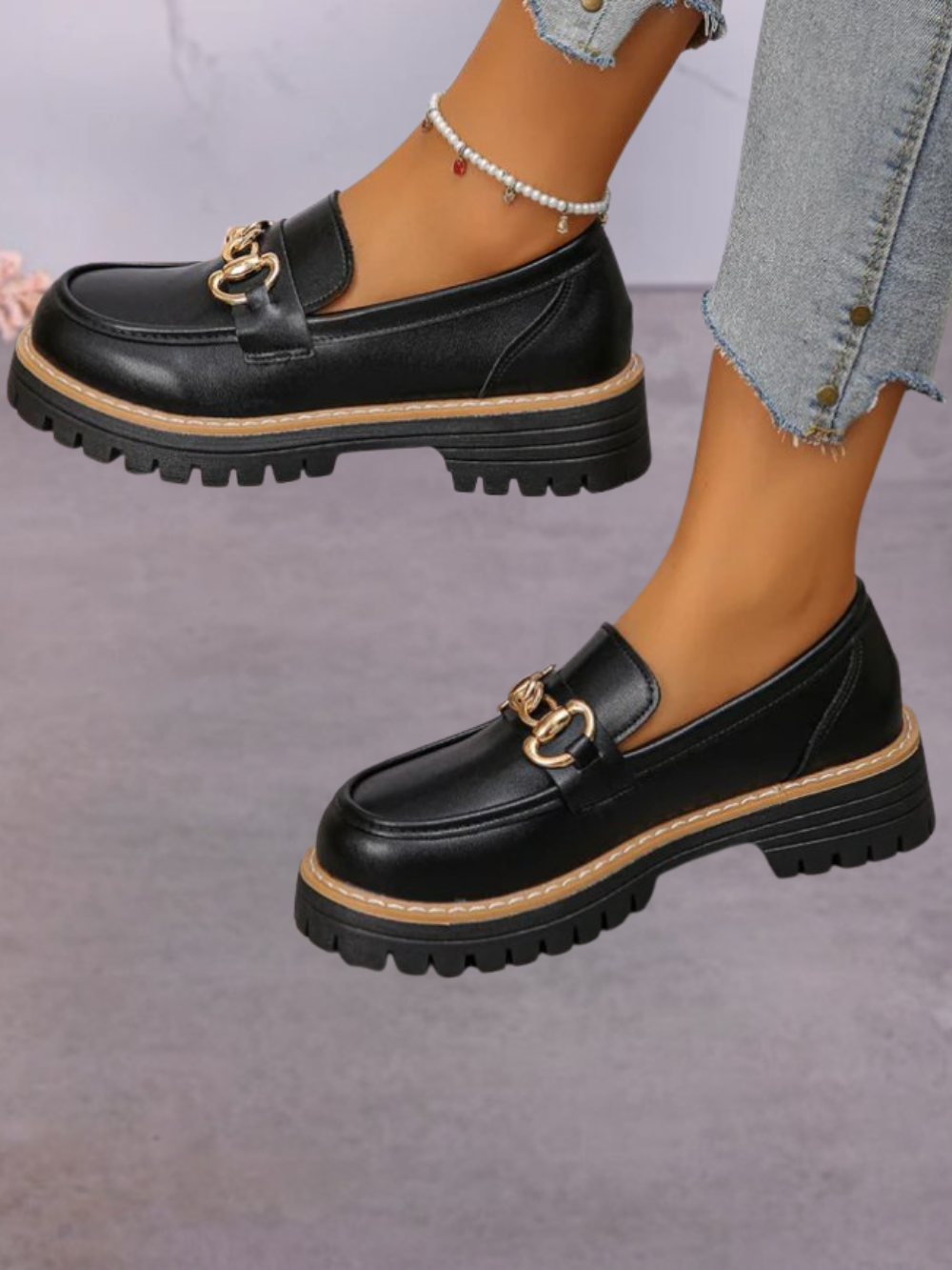 Mocasines planos con detalle metálico y suela dentada