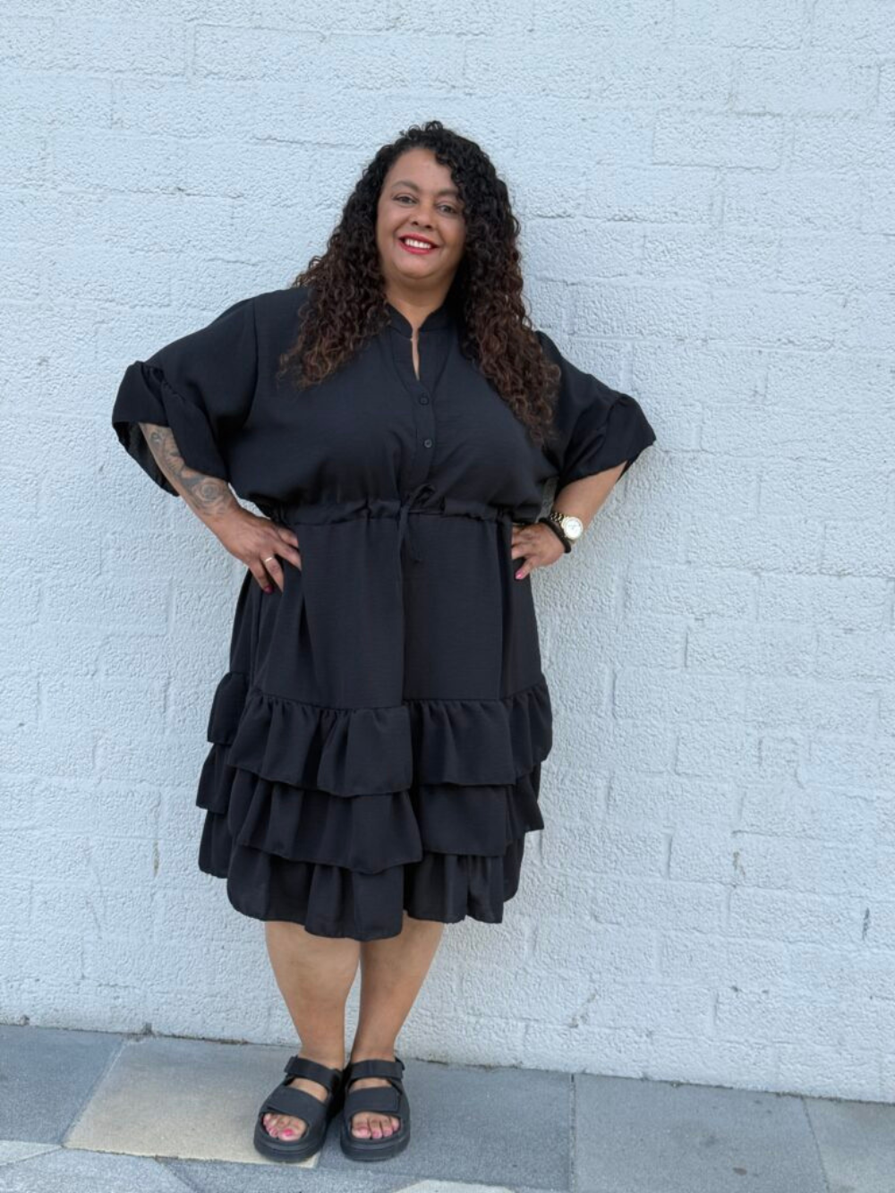 Vestido camisero midi con mangas amplias y falda de volantes