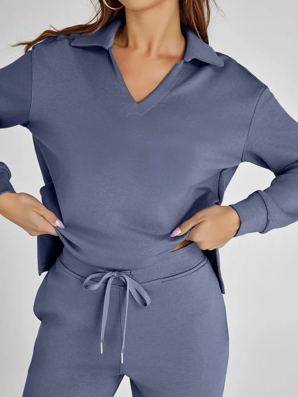 Conjunto con sudadera de cuello pico y pantalón recto con cordón