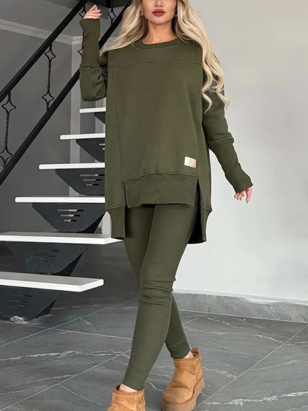 Conjunto de sudadera larga y leggings ajustados
