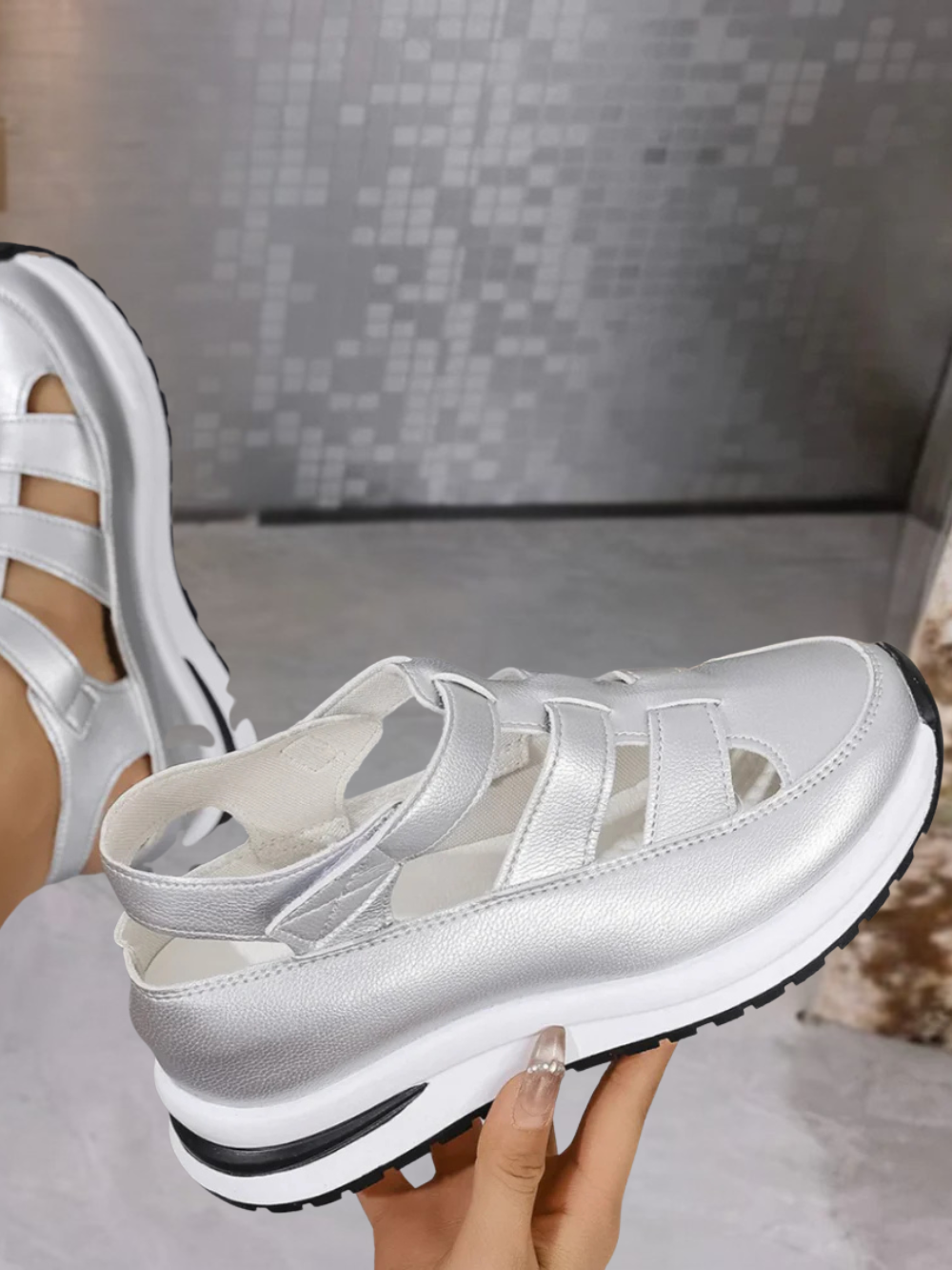 Sandalias deportivas con tiras anchas y suela elevada