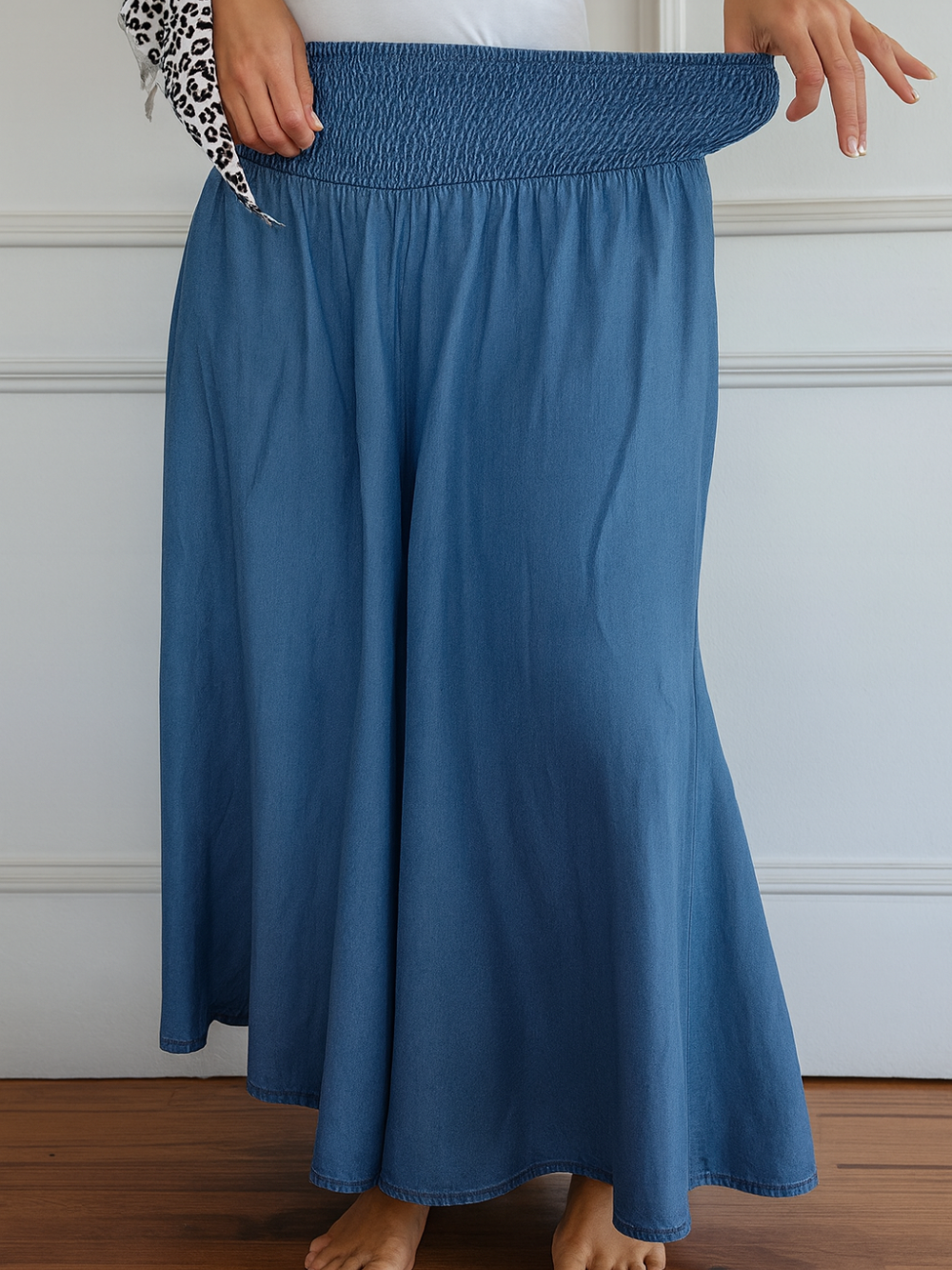 Pantalón ancho con cintura elástica y bolsillos laterales