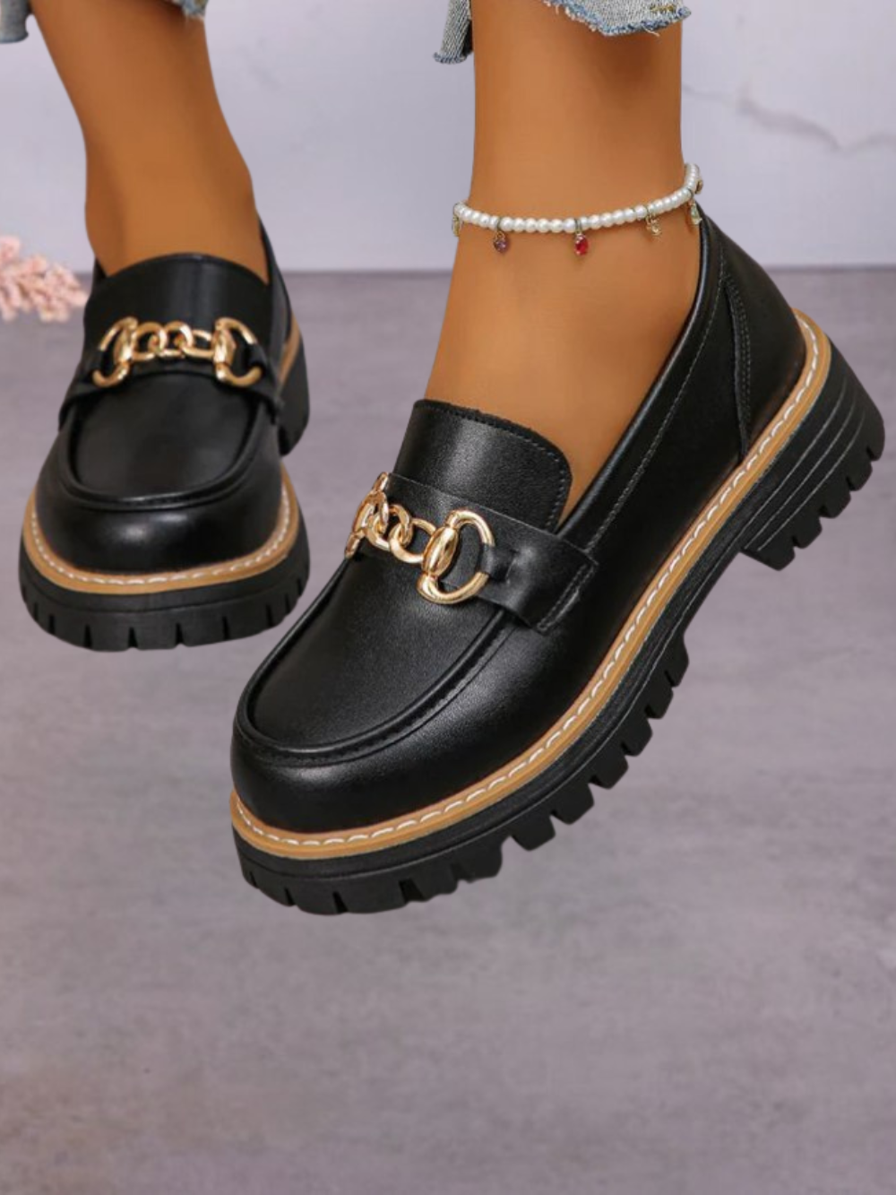 Mocasines planos con detalle metálico y suela dentada