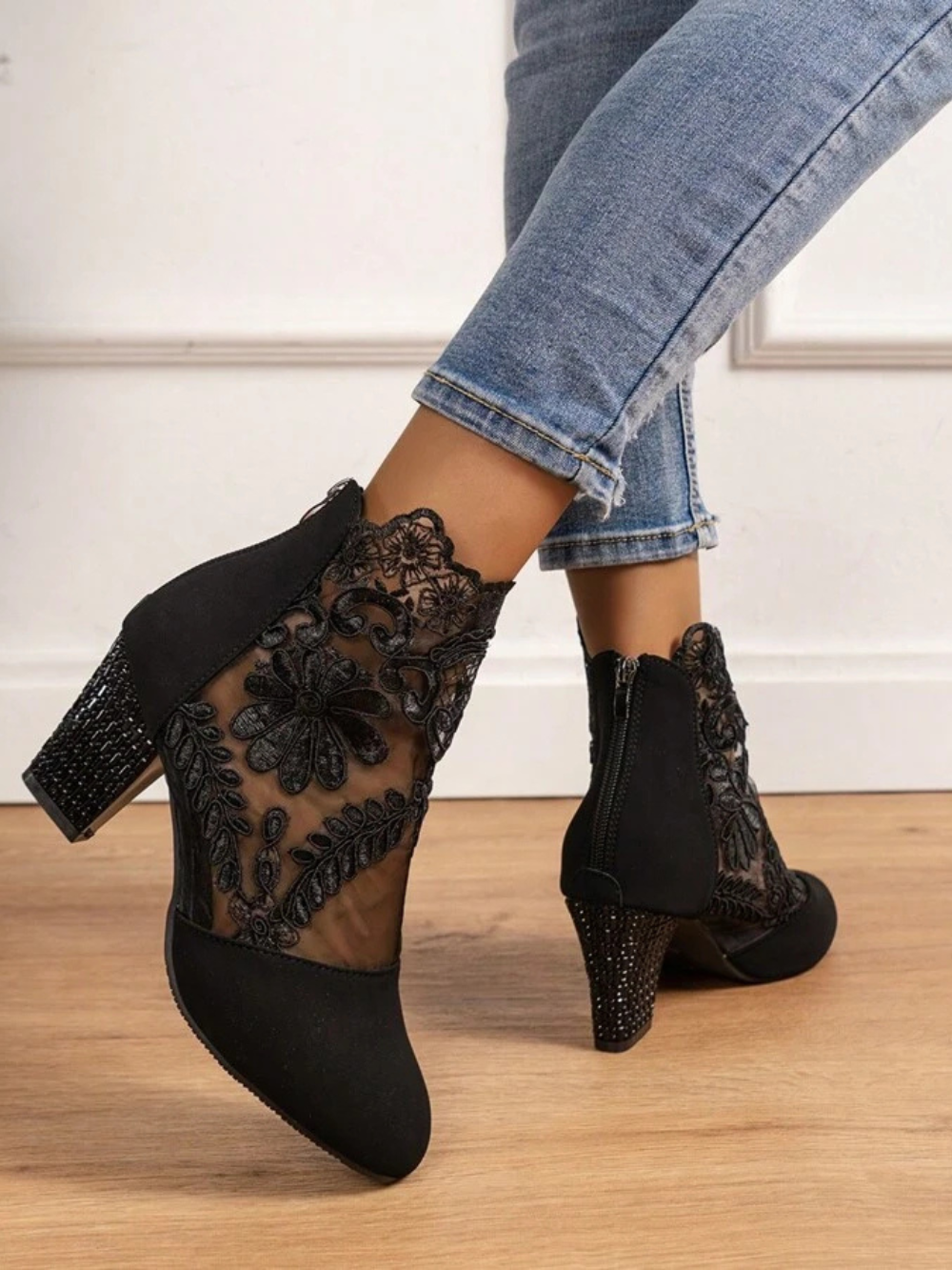 Botines de tacón medio con encaje bordado y transparencias