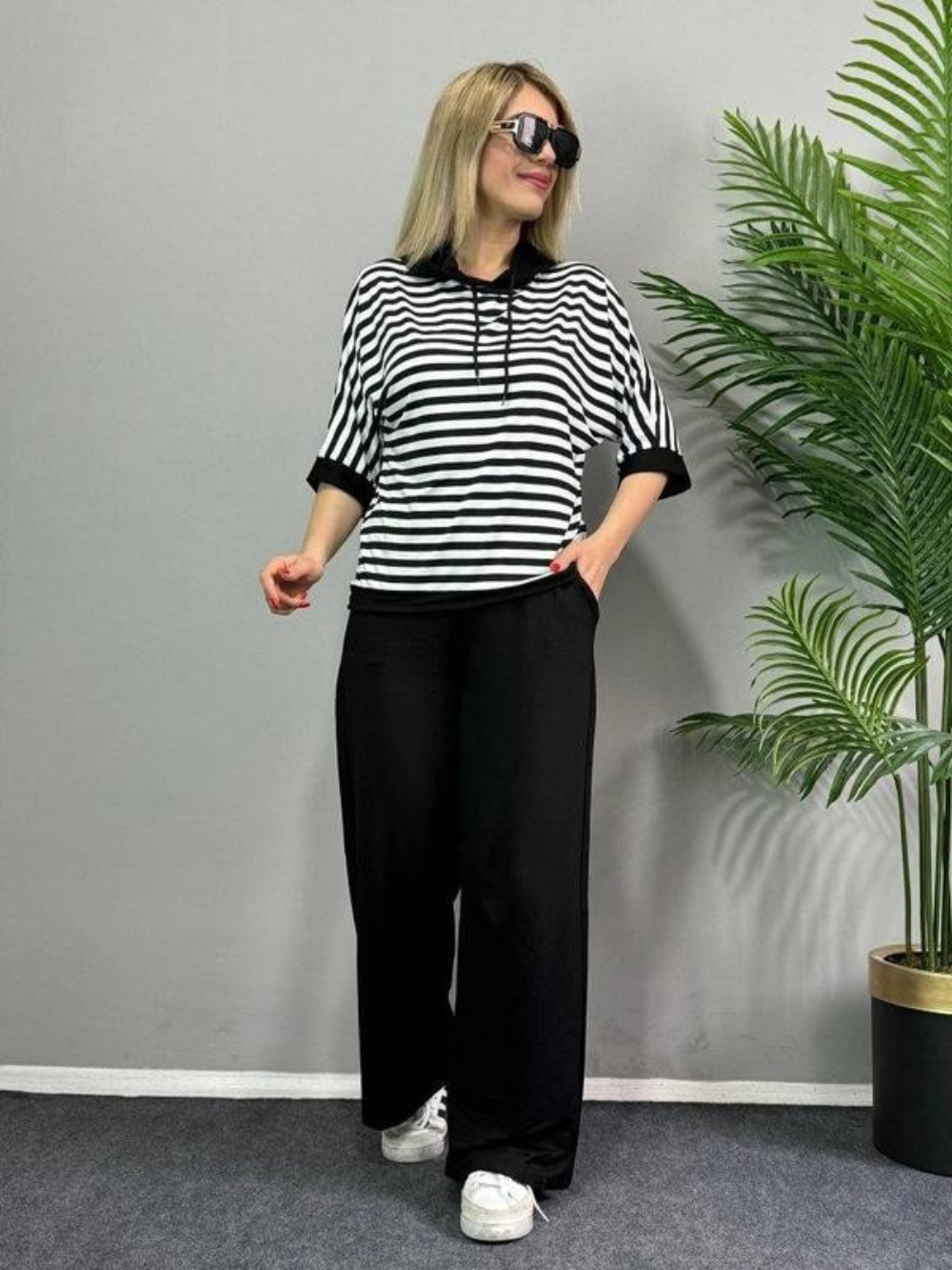 Conjunto de camiseta a rayas y pantalón largo de tiro alto