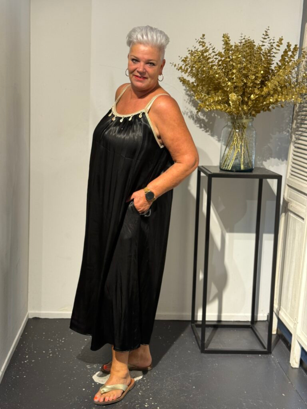 Vestido largo satinado con tirantes finos y detalle de conchas