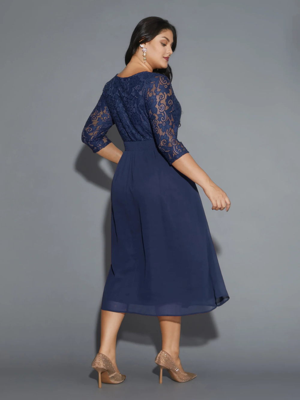 Vestido midi con encaje en la parte superior y falda fluida