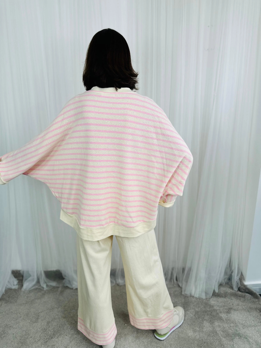 Conjunto de jersey de rayas y pantalón ancho con detalle en el bajo