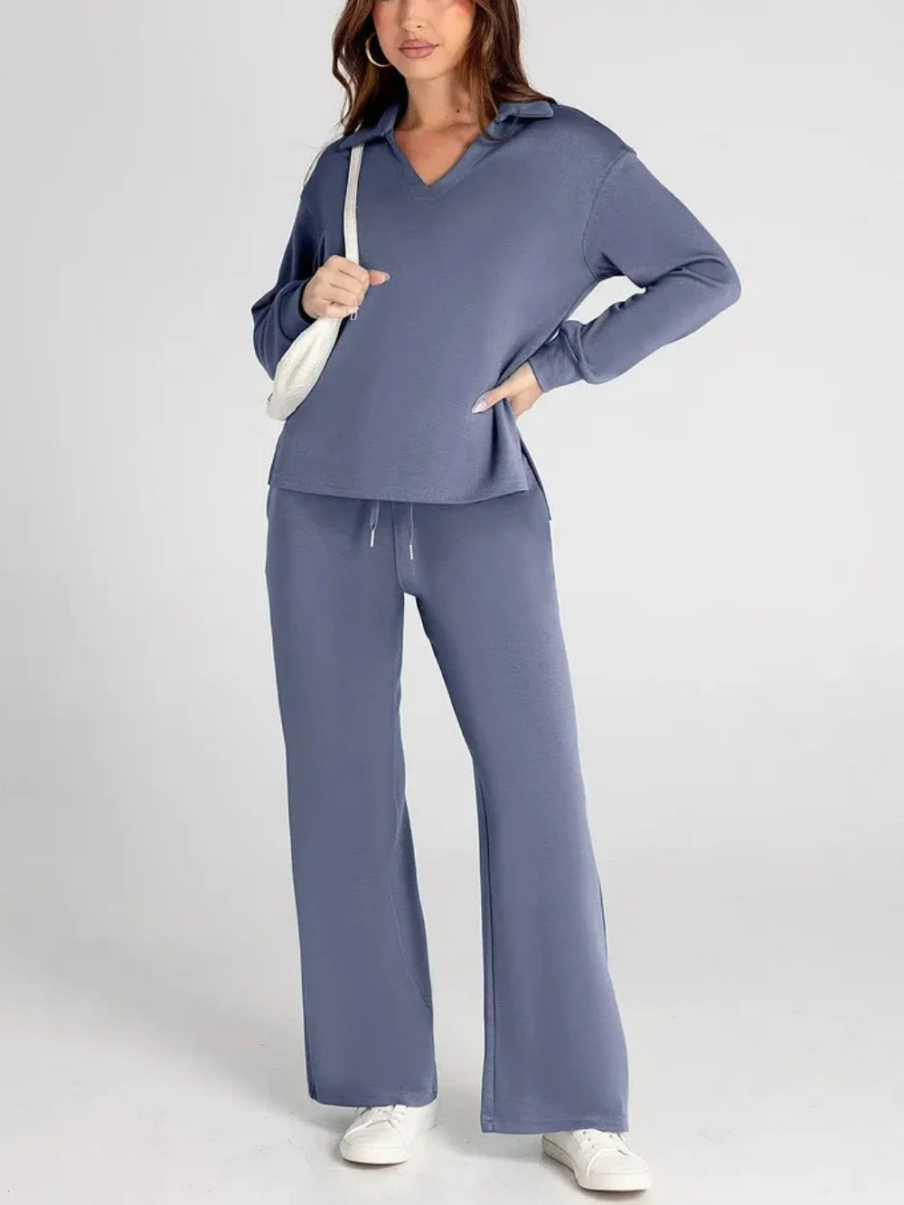 Conjunto con sudadera de cuello pico y pantalón recto con cordón