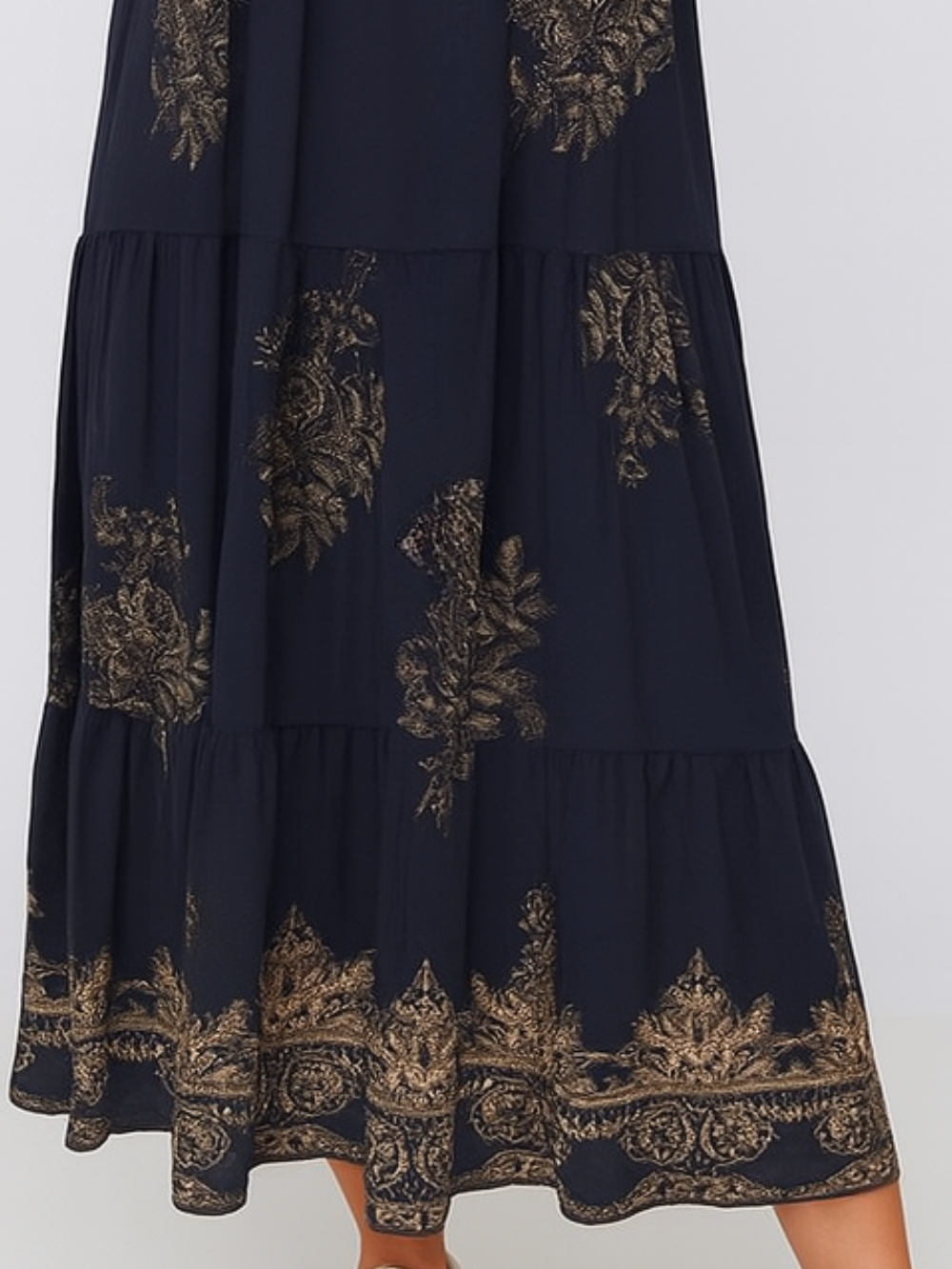Vestido bohemio con estampado dorado y cuello en V