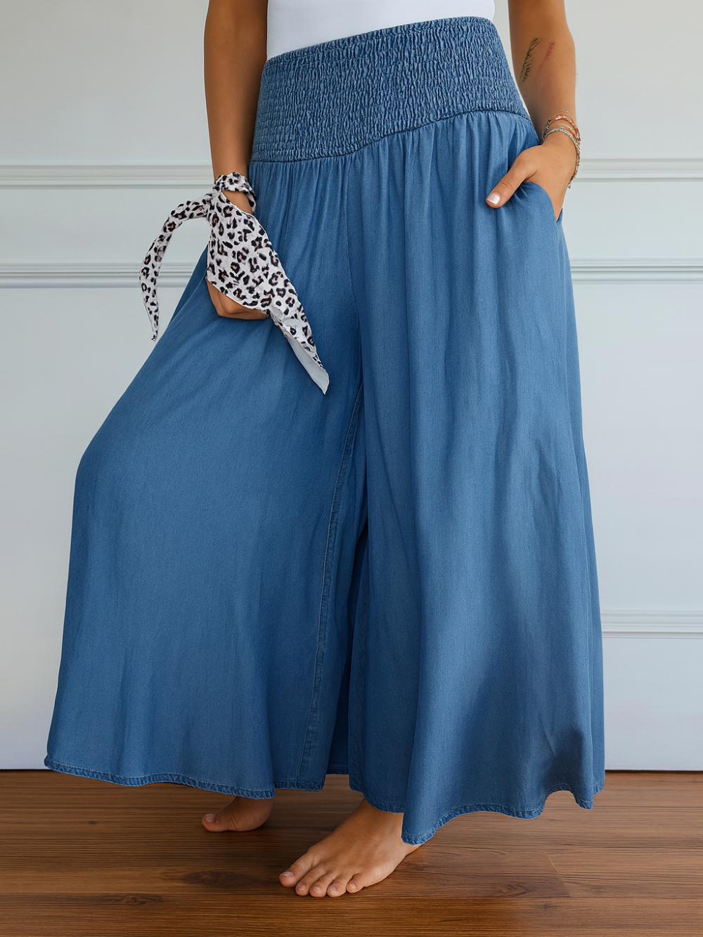 Pantalón ancho con cintura elástica y bolsillos laterales