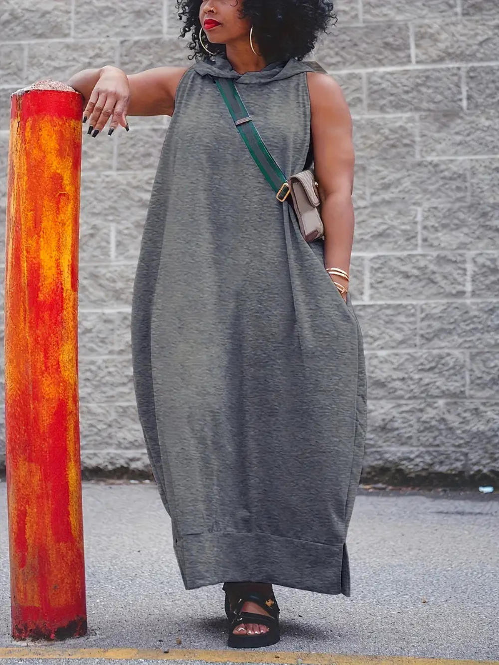 Vestido largo sin mangas con capucha y bolsillos laterales