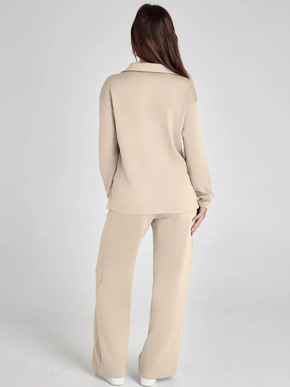 Conjunto con sudadera de cuello pico y pantalón recto con cordón