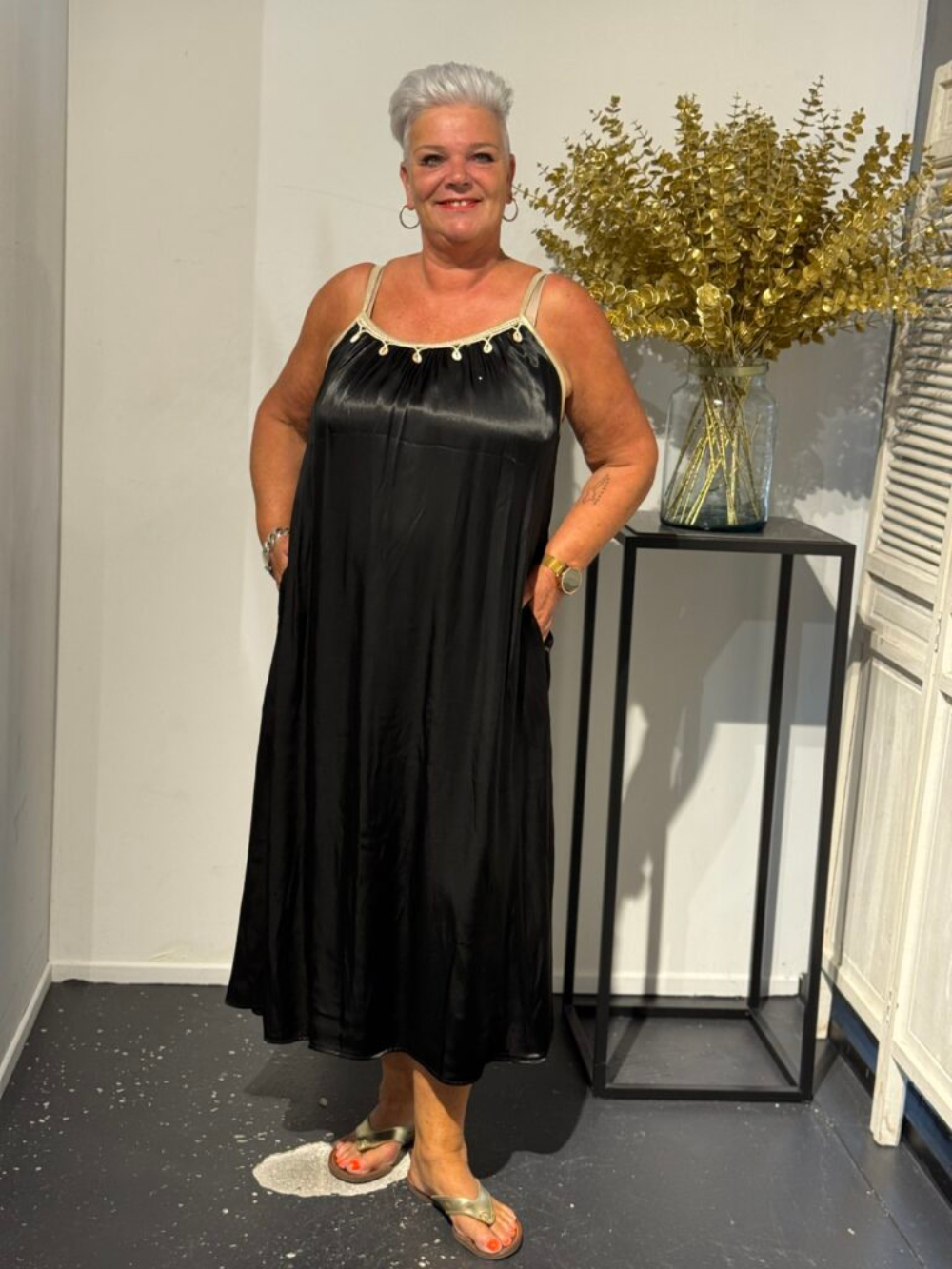 Vestido largo satinado con tirantes finos y detalle de conchas