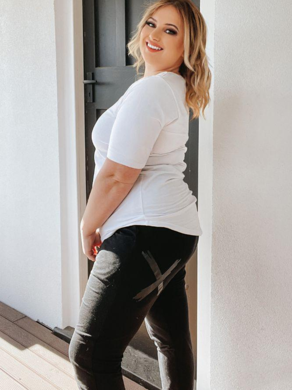Pantalón con estampado trasero y bolsillos laterales