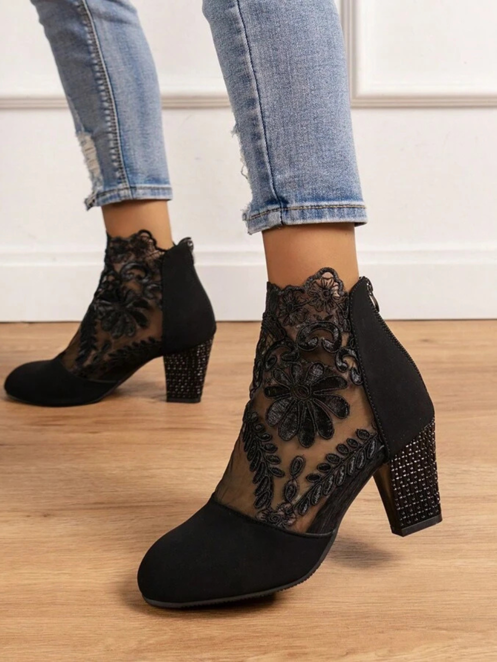 Botines de tacón medio con encaje bordado y transparencias