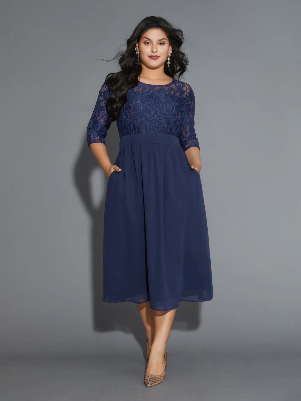 Vestido midi con encaje en la parte superior y falda fluida