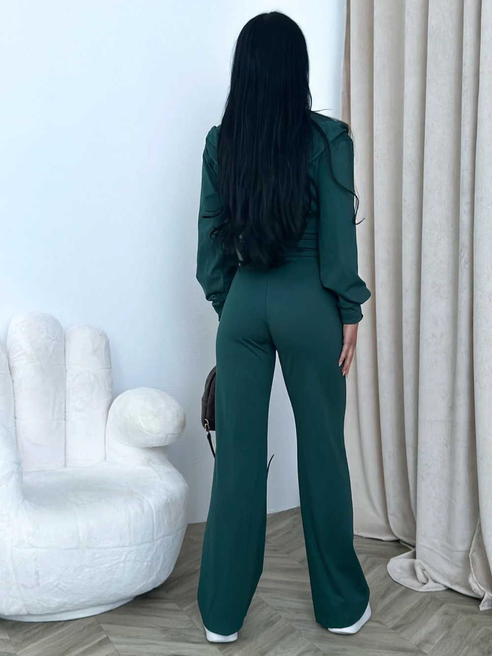 Conjunto deportivo con chaqueta de cremallera y pantalón recto