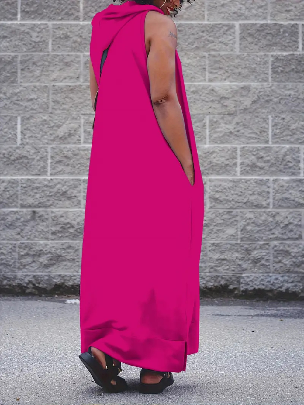 Vestido largo sin mangas con capucha y bolsillos laterales