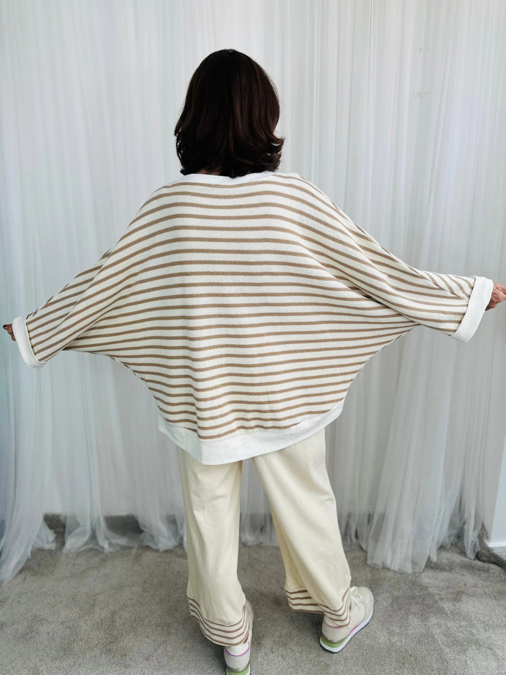 Conjunto de jersey de rayas y pantalón ancho con detalle en el bajo