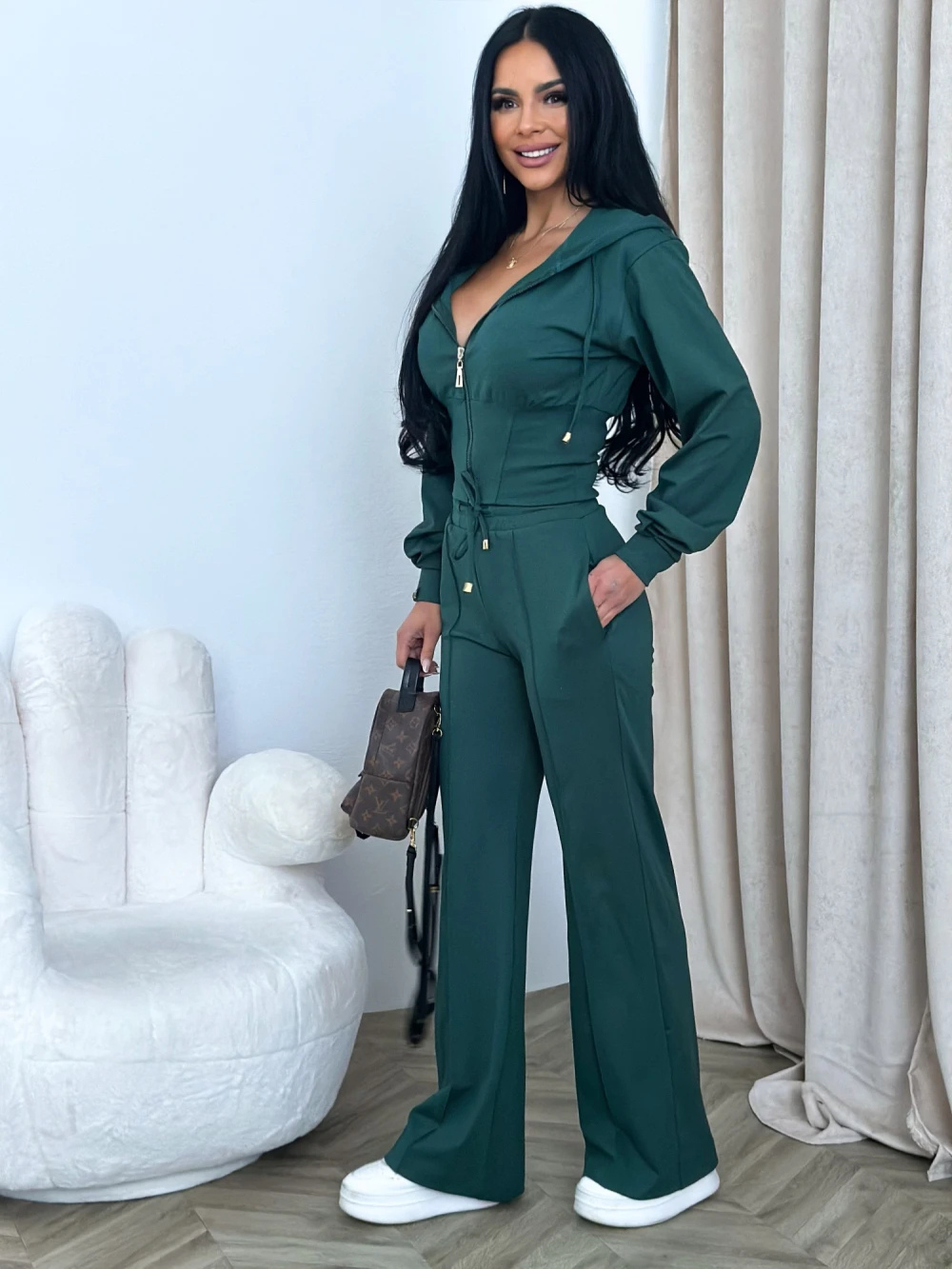 Conjunto deportivo con chaqueta de cremallera y pantalón recto