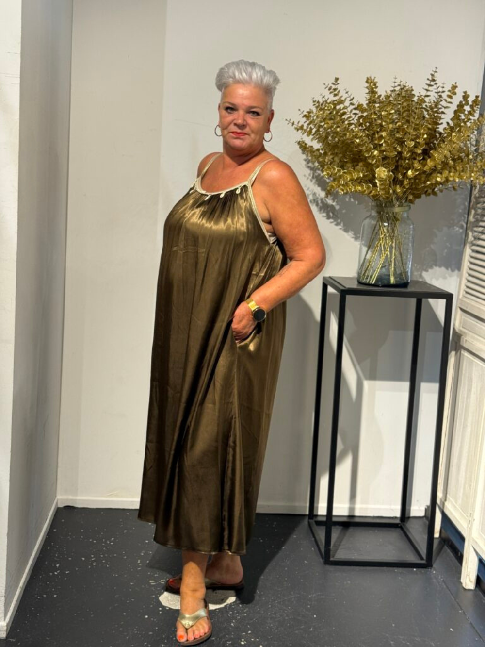 Vestido largo satinado con tirantes finos y detalle de conchas