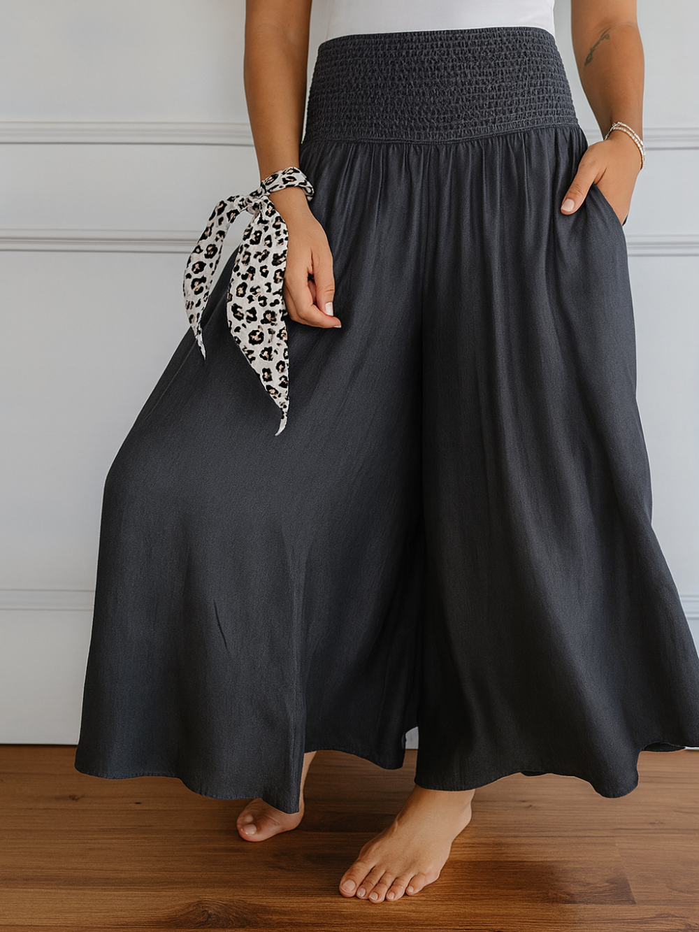 Pantalón ancho con cintura elástica y bolsillos laterales