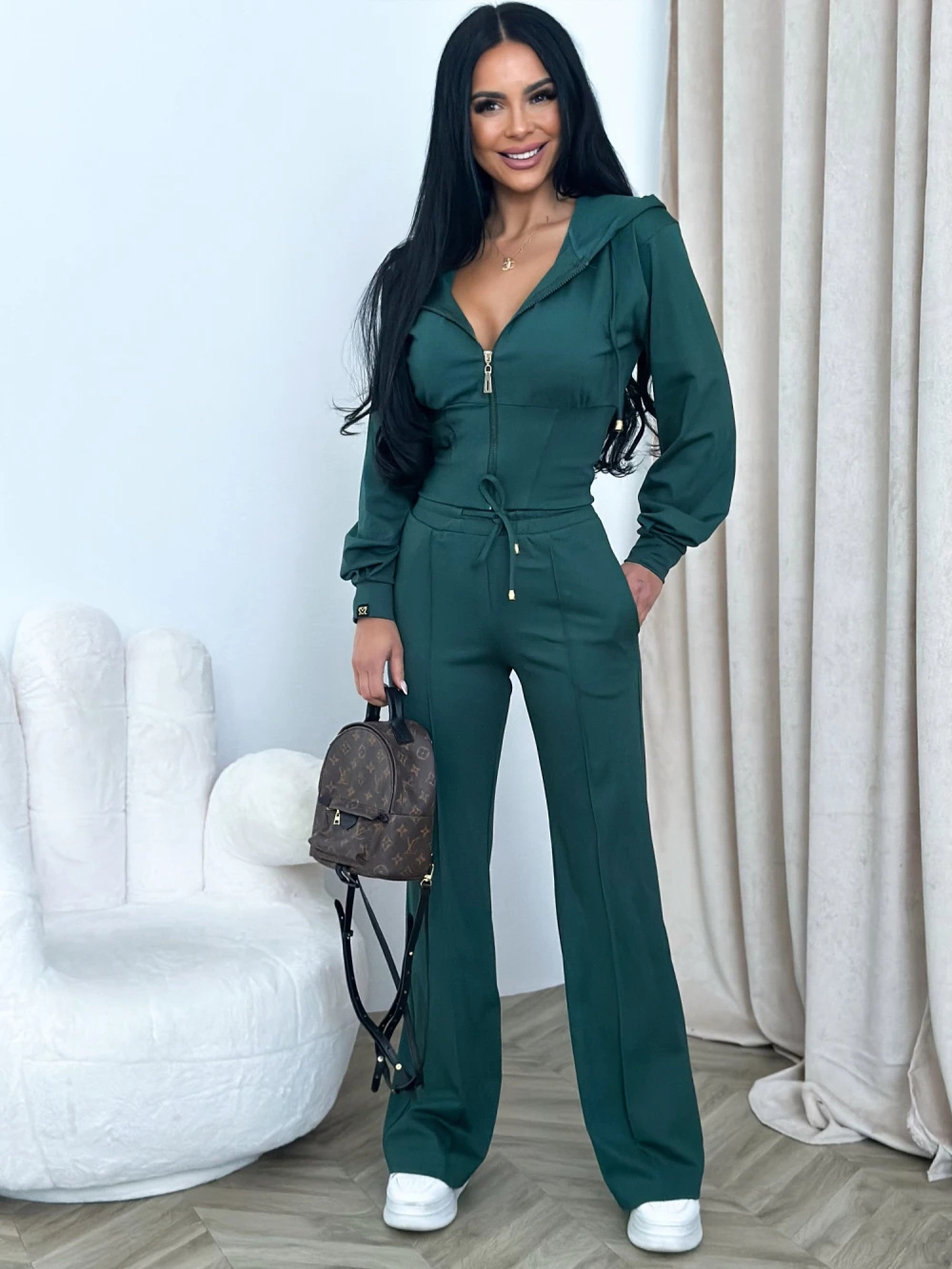 Conjunto deportivo con chaqueta de cremallera y pantalón recto