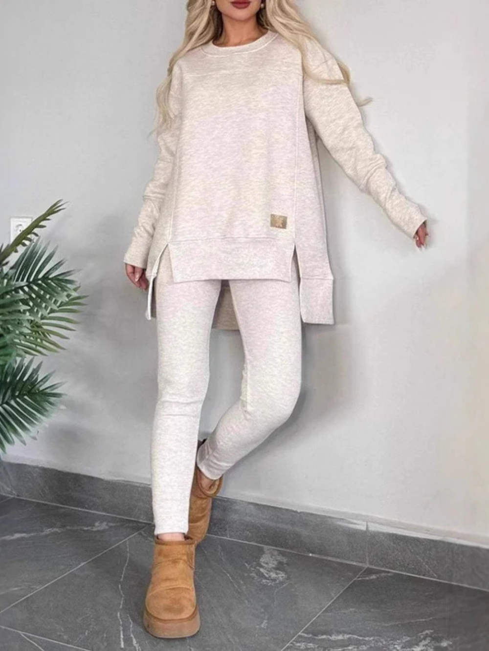 Conjunto de sudadera larga y leggings ajustados