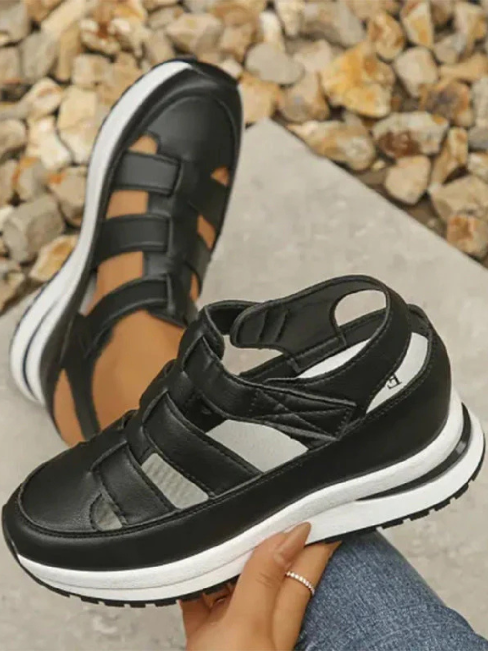 Sandalias deportivas con tiras anchas y suela elevada