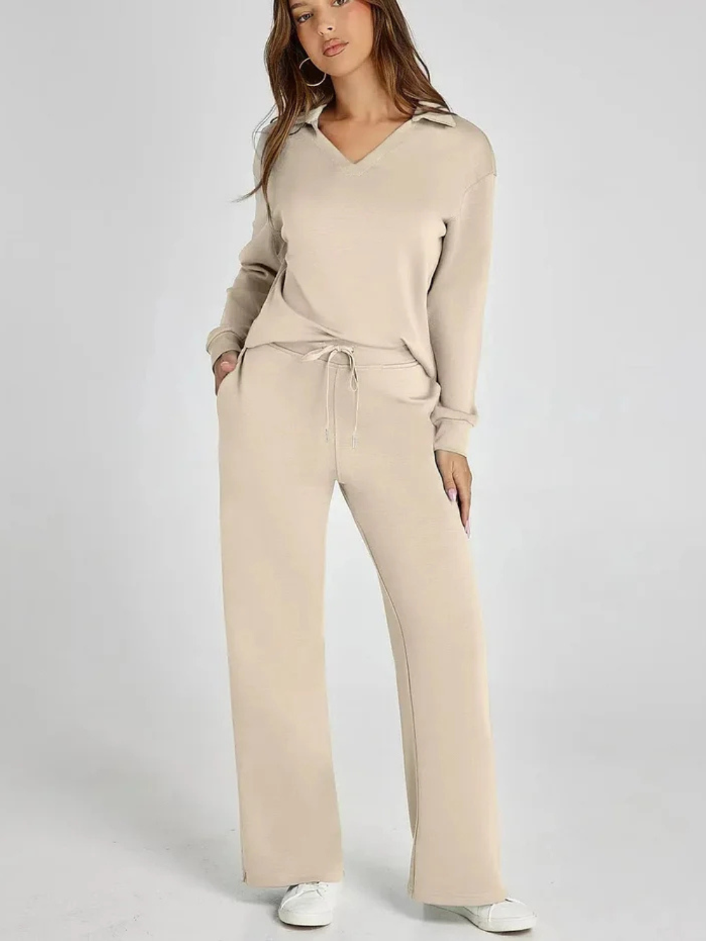 Conjunto con sudadera de cuello pico y pantalón recto con cordón