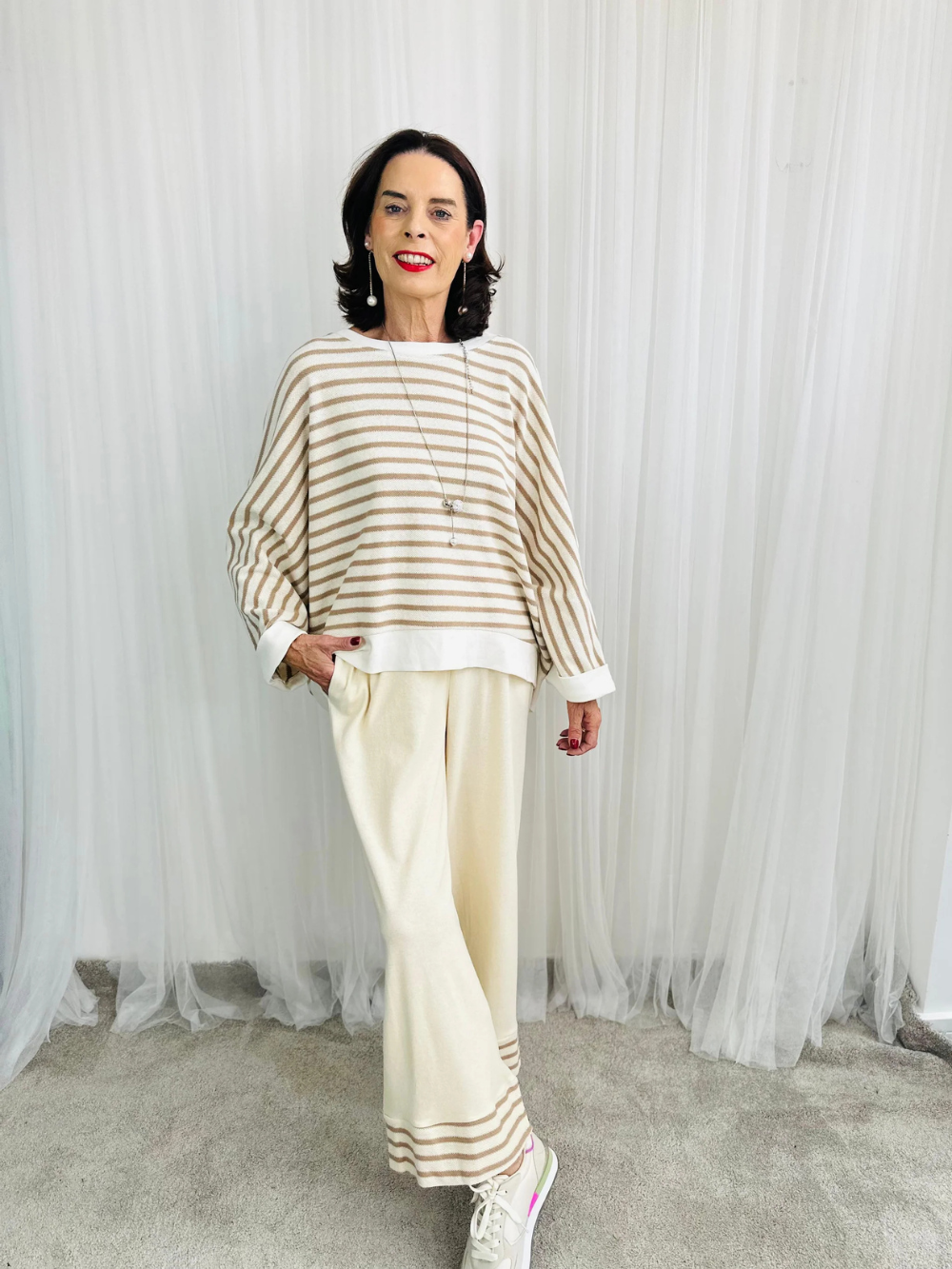 Conjunto de jersey de rayas y pantalón ancho con detalle en el bajo