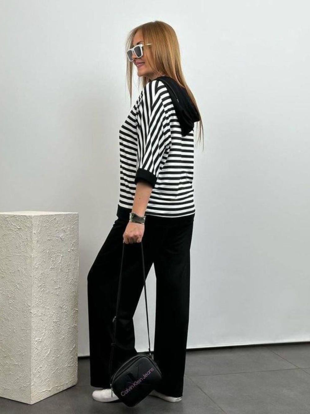 Conjunto de camiseta a rayas y pantalón largo de tiro alto
