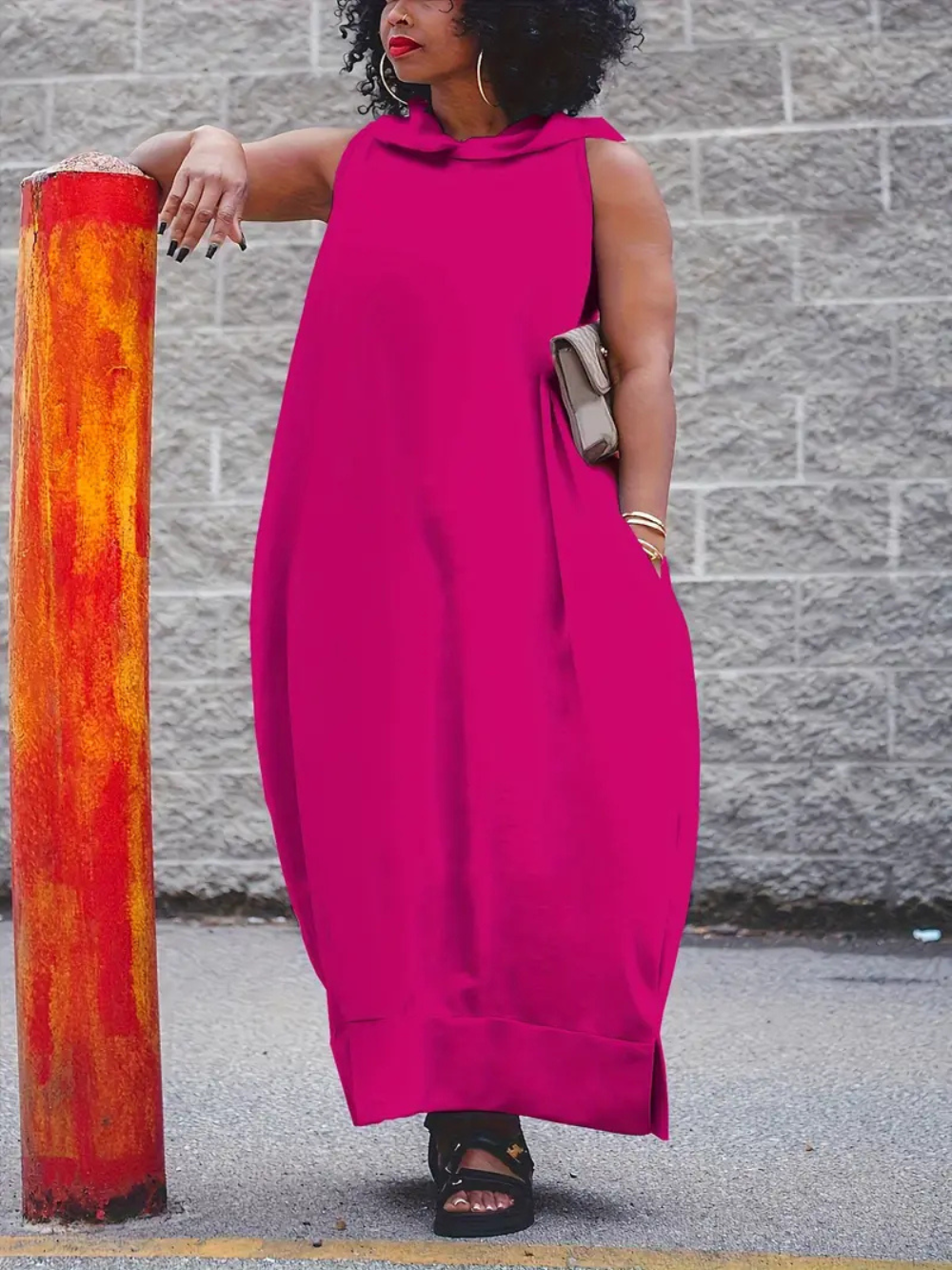 Vestido largo sin mangas con capucha y bolsillos laterales
