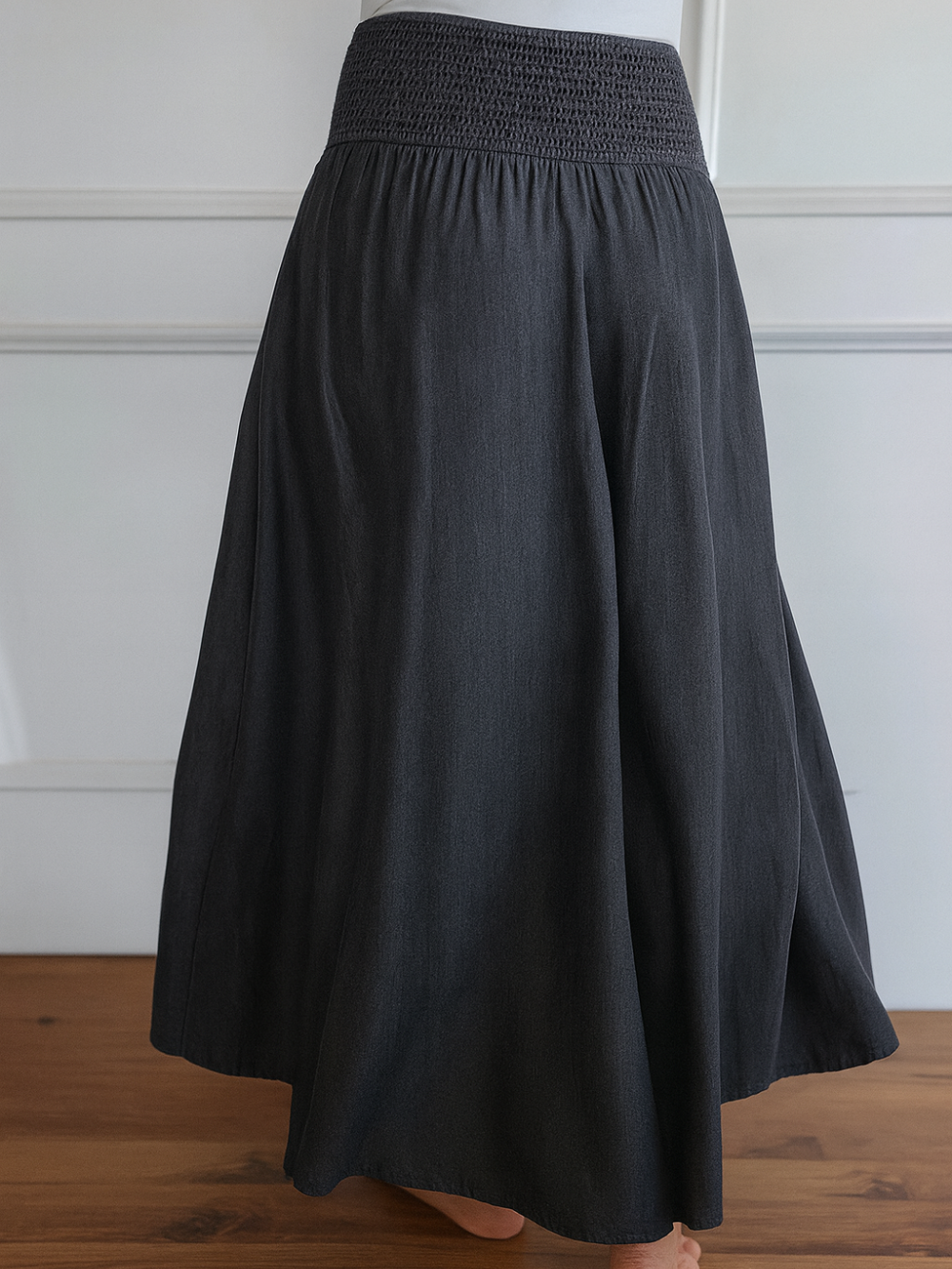Pantalón ancho con cintura elástica y bolsillos laterales