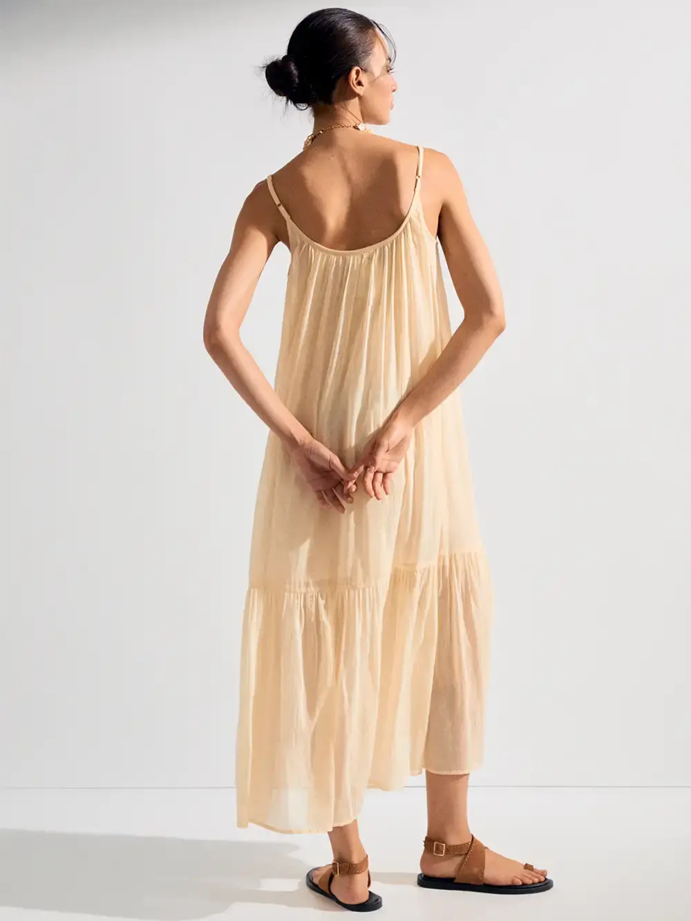 Vestido largo holgado con tirantes finos y falda con vuelo