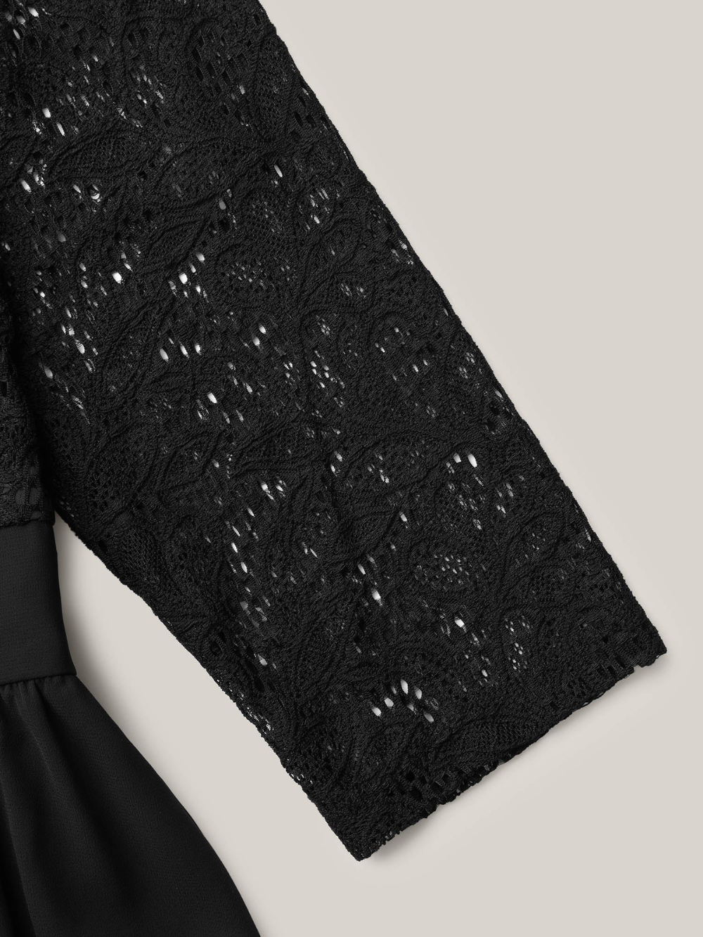Vestido midi con encaje en la parte superior y falda fluida