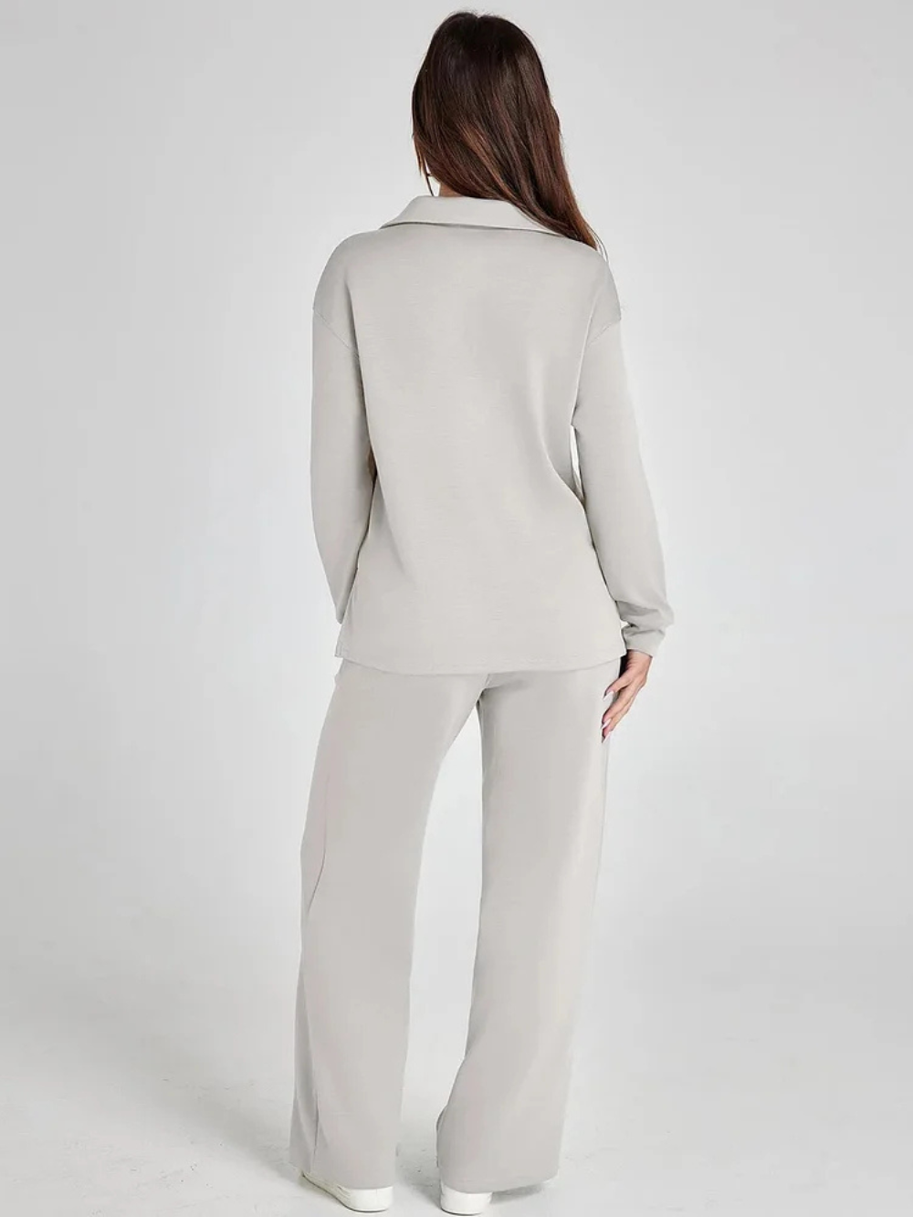 Conjunto con sudadera de cuello pico y pantalón recto con cordón
