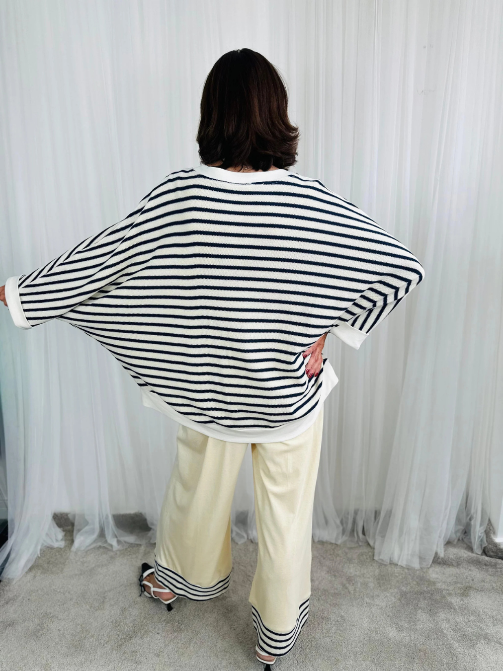 Conjunto de jersey de rayas y pantalón ancho con detalle en el bajo