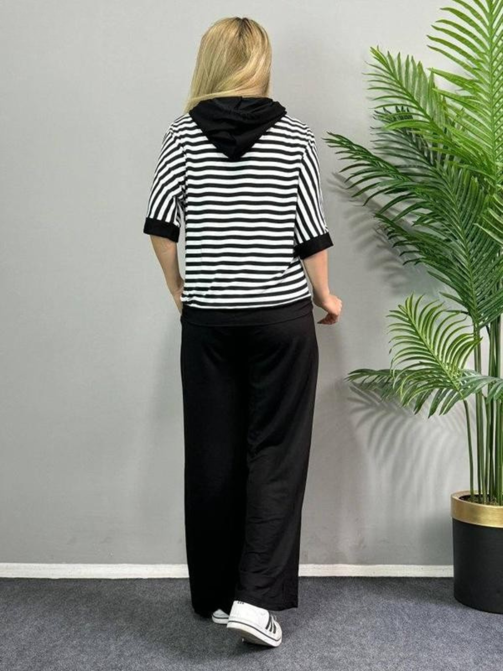 Conjunto de camiseta a rayas y pantalón largo de tiro alto