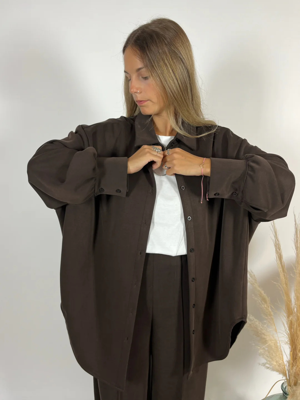 Maxi camisa oversize de manga larga con aberturas en puños
