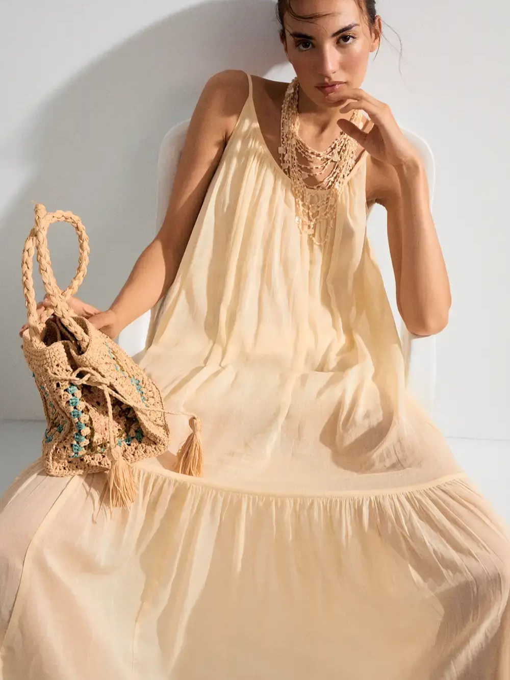 Vestido largo holgado con tirantes finos y falda con vuelo