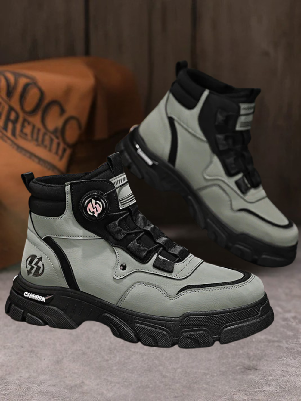 Botas deportivas de caña alta con cierre automático y suela robusta