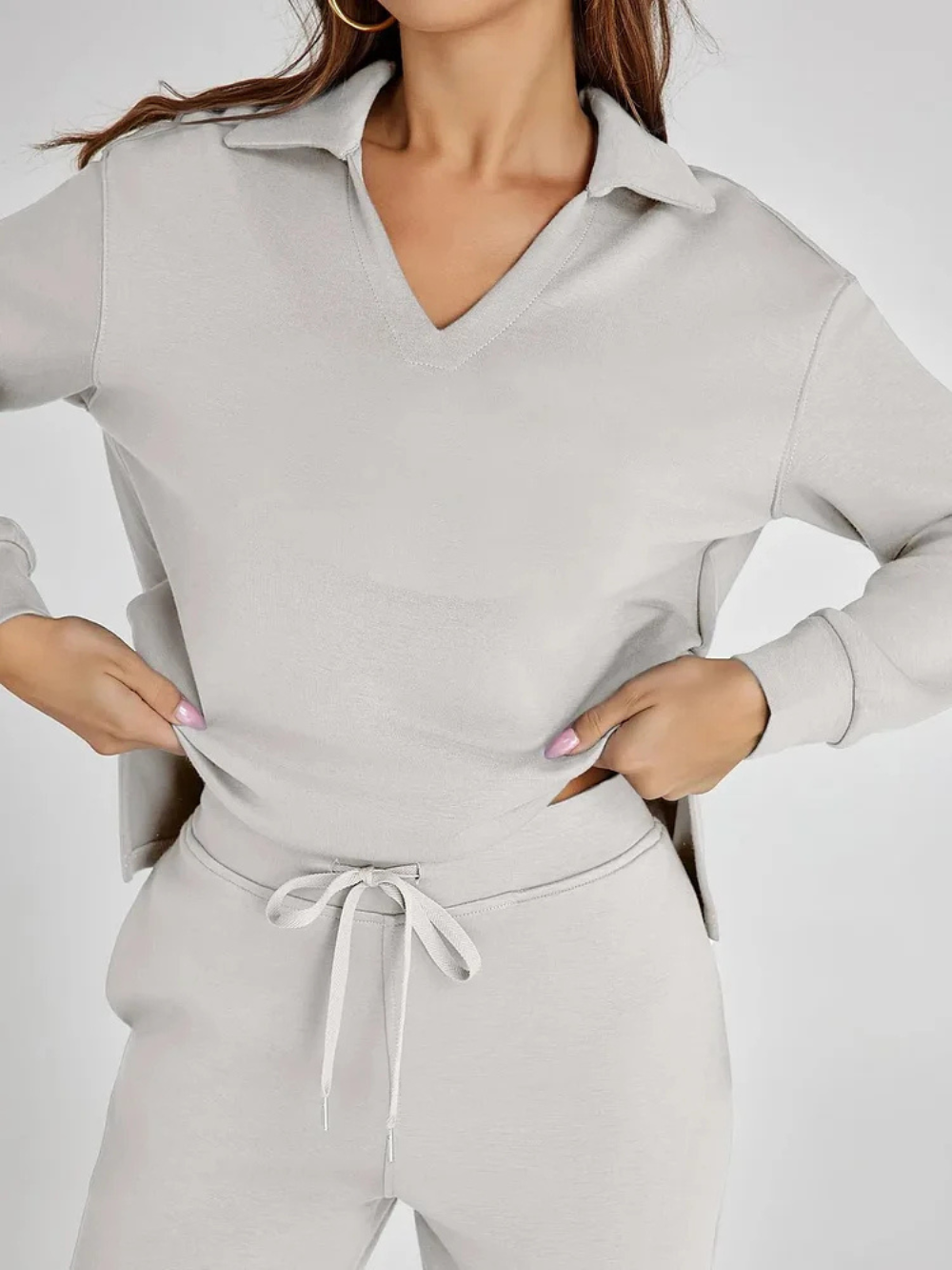 Conjunto con sudadera de cuello pico y pantalón recto con cordón